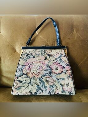 Verdi Vintage Floral Tapestry Top-Handle Framed Satchel Handbag in Pink & Cream